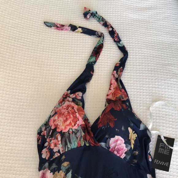 Beautiful new floral dress size 2.  Material is soft to the touch - Picture 2 of 3